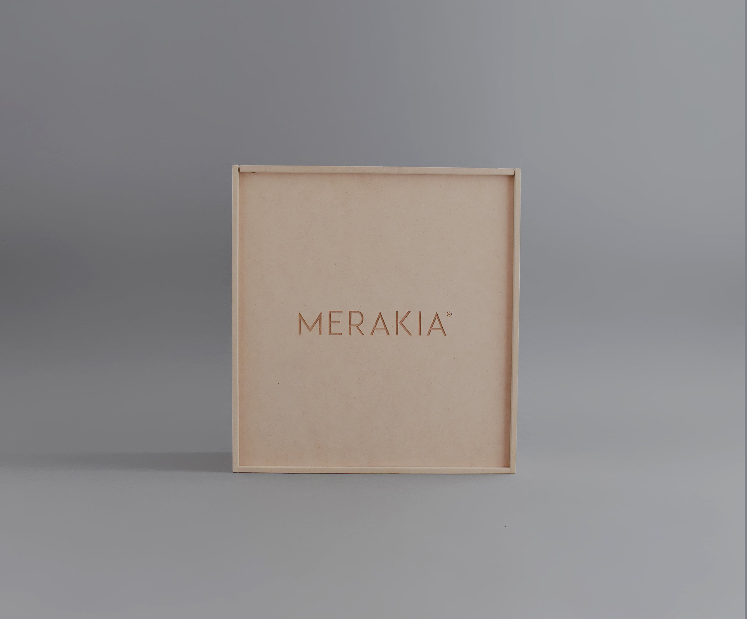 Caja de regalo MDF con logo de Merakia, forma cuadrada
