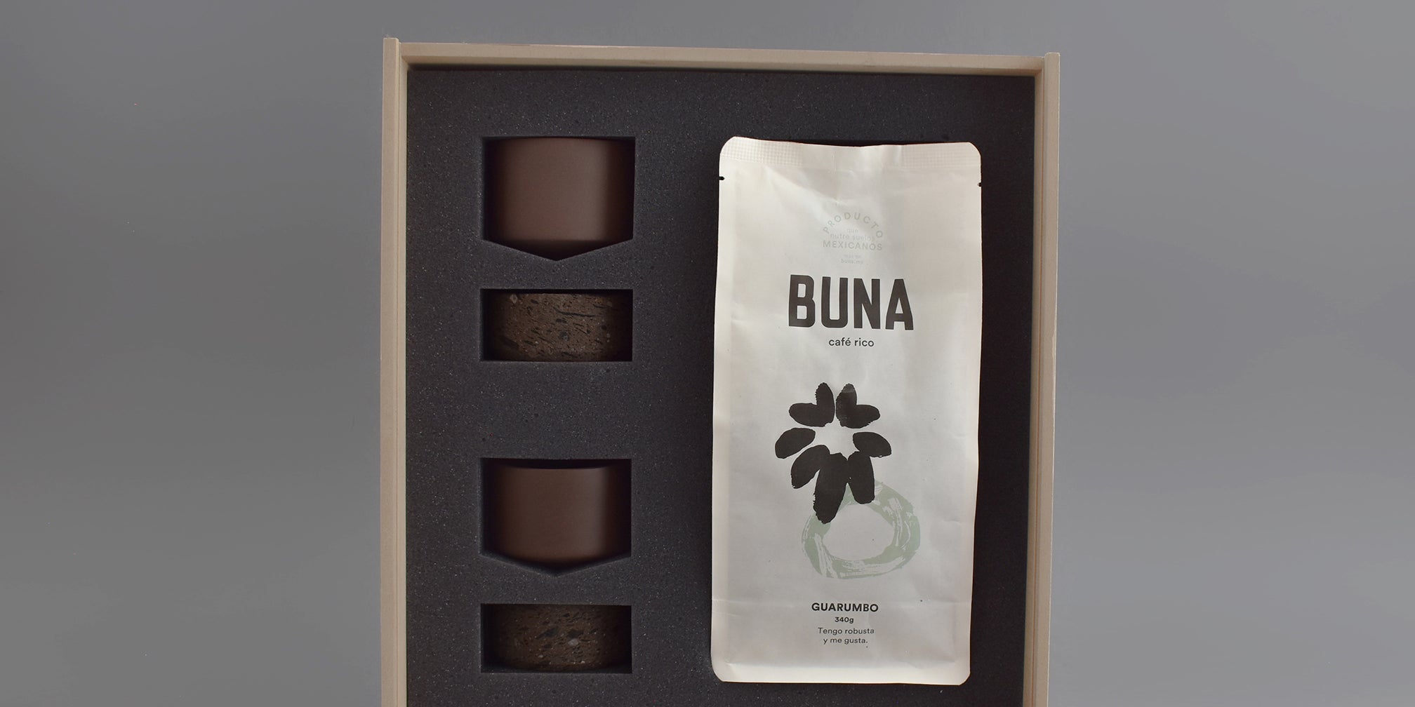 Caja de regalo MDF con dos vasos de cerámica café para espresso, se incluye una bolsa de café Buna